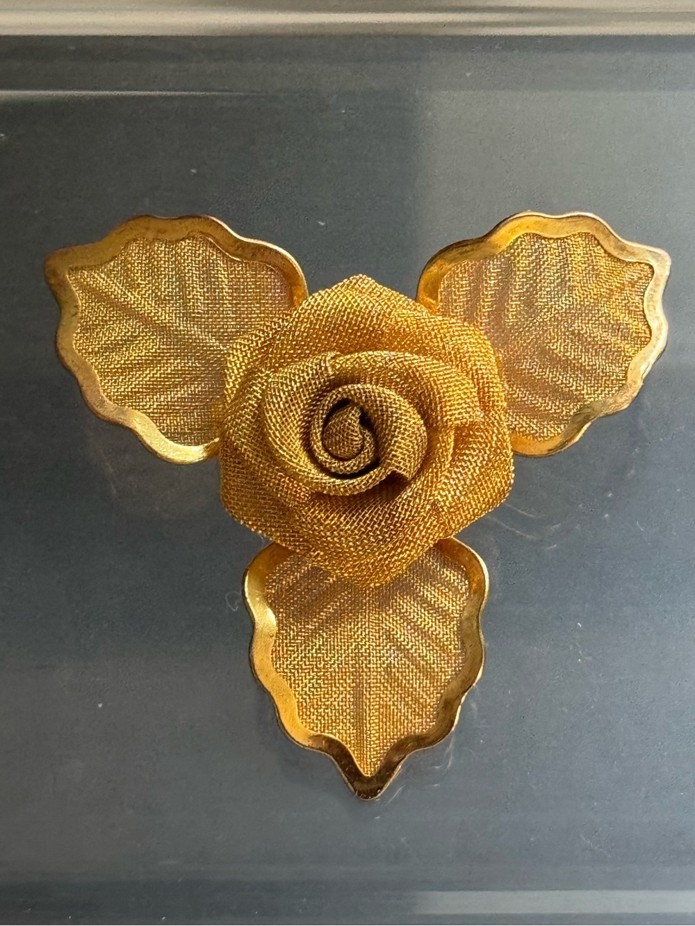 Vintage 1980s Gold Tone Metal Mesh 3D Rose Flower Leaf Floral 1.5” Pin Brooch